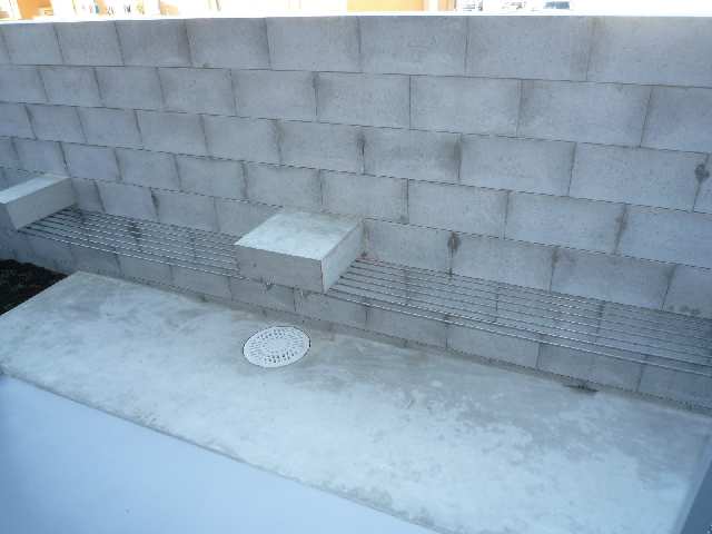 １階通路ベンチ