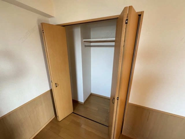 北東洋室収納