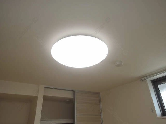 洋間：照明