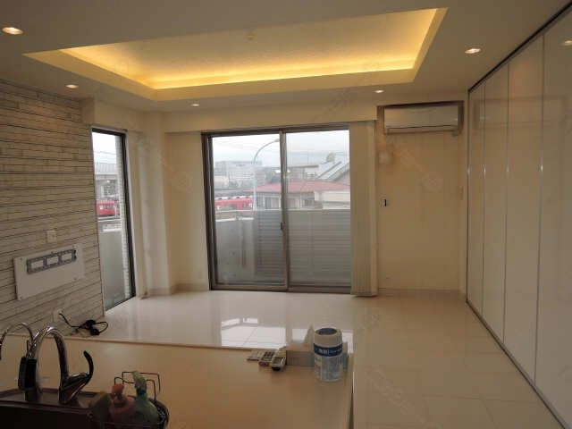 リビング（洋室閉めた時）