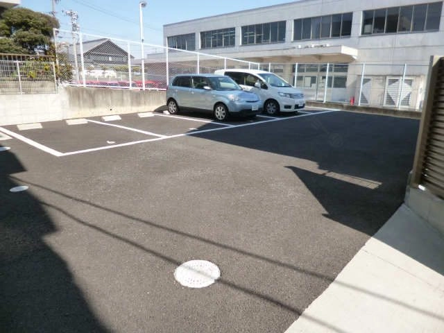駐車場裏