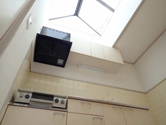 キッチン上は吹き抜けで明るい