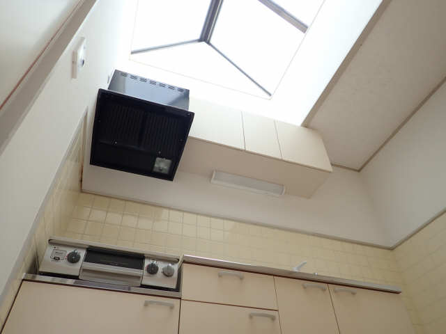 キッチン上は吹き抜けで明るい