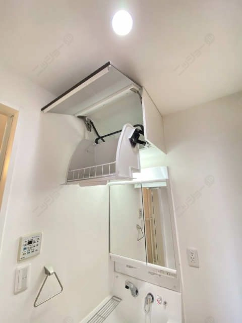 洗面上部稼働収納