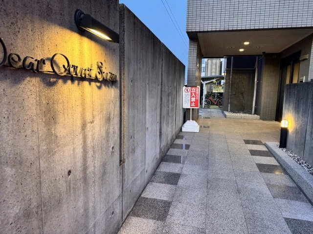 アプローチ（夜間）