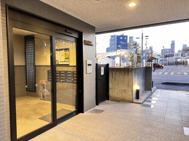 エントランス（夜間）