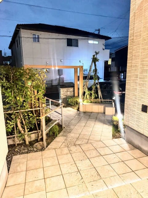 アプローチ（夜間）