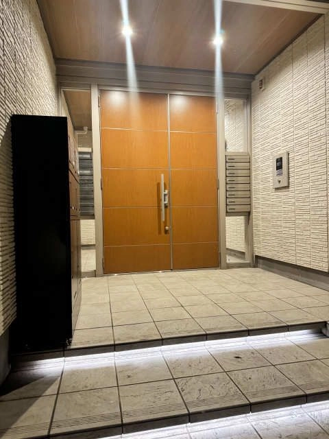 エントランス（夜間）