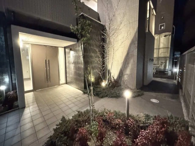 アプローチ（夜間）