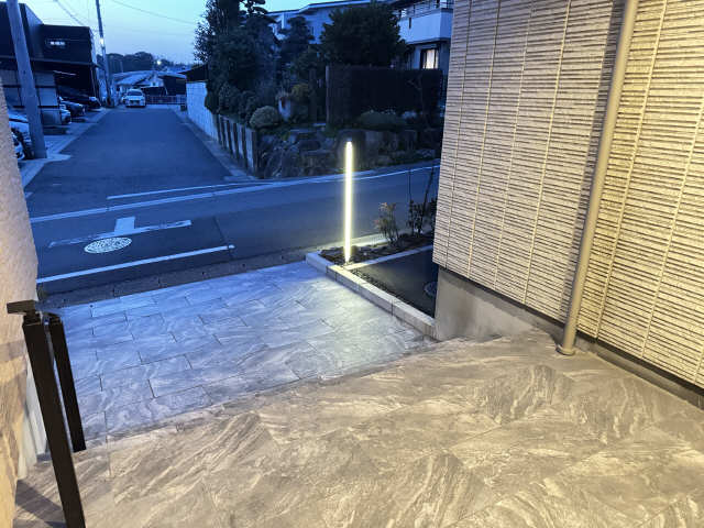 アプローチ（夜間）