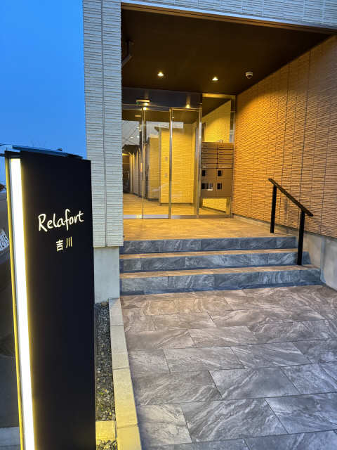 エントランス（夜間）