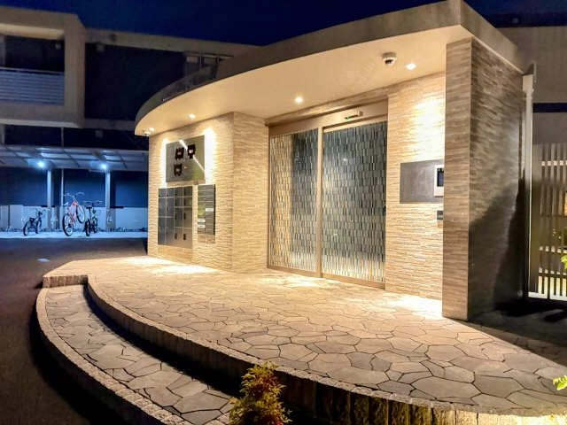 エントランス（夜間）