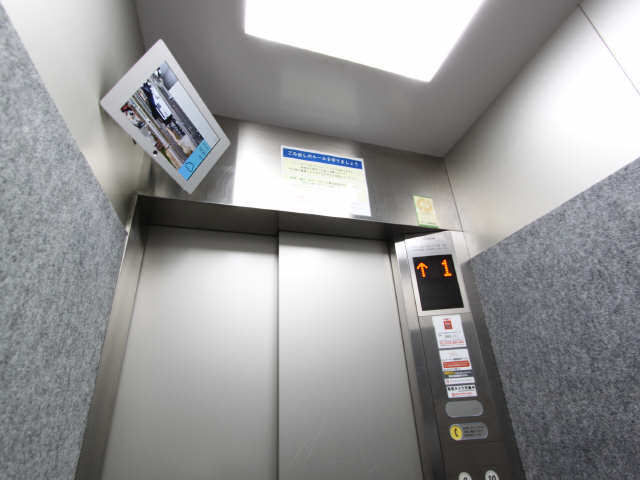 エレベータ内