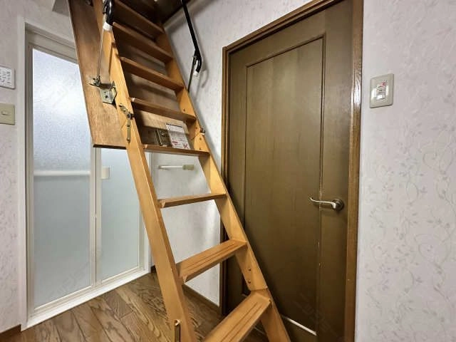 屋根裏階段