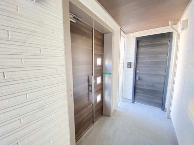 １階裏口エントランス