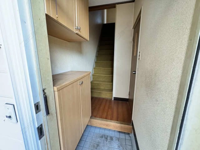 玄関（修繕前）