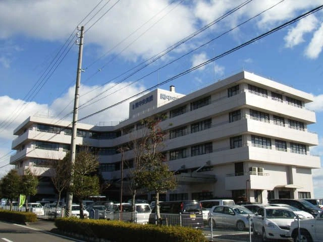 病  院