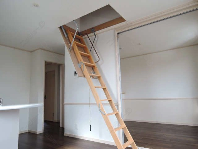 屋根裏収納