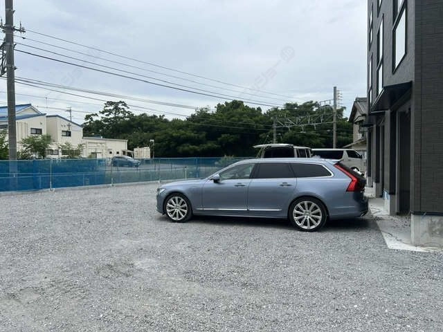 シャッター前駐車場