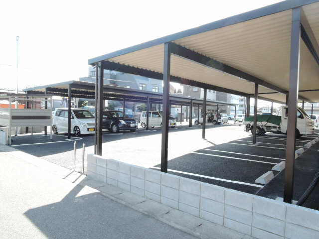 駐車場（屋根ありの場所）