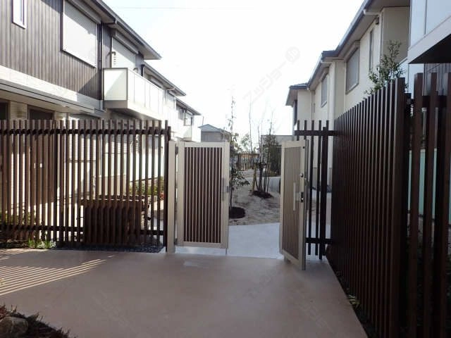 西側フェンス