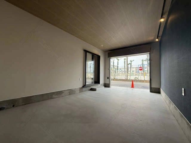 シャッター付きガレージ