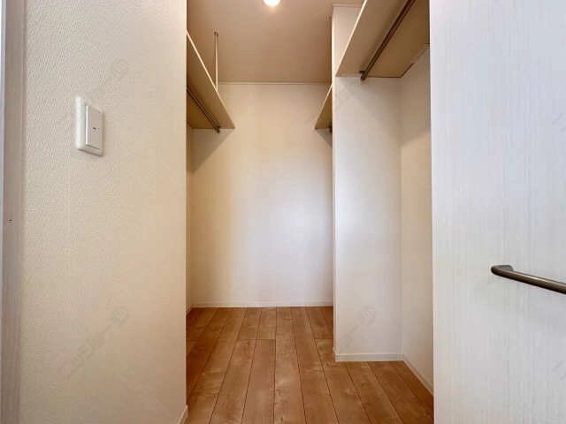 ウォークインクローゼット内